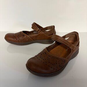 Baretraps Jennings Posture Shoes Womens 11M Brown Mary Jane Laser Cut Floral